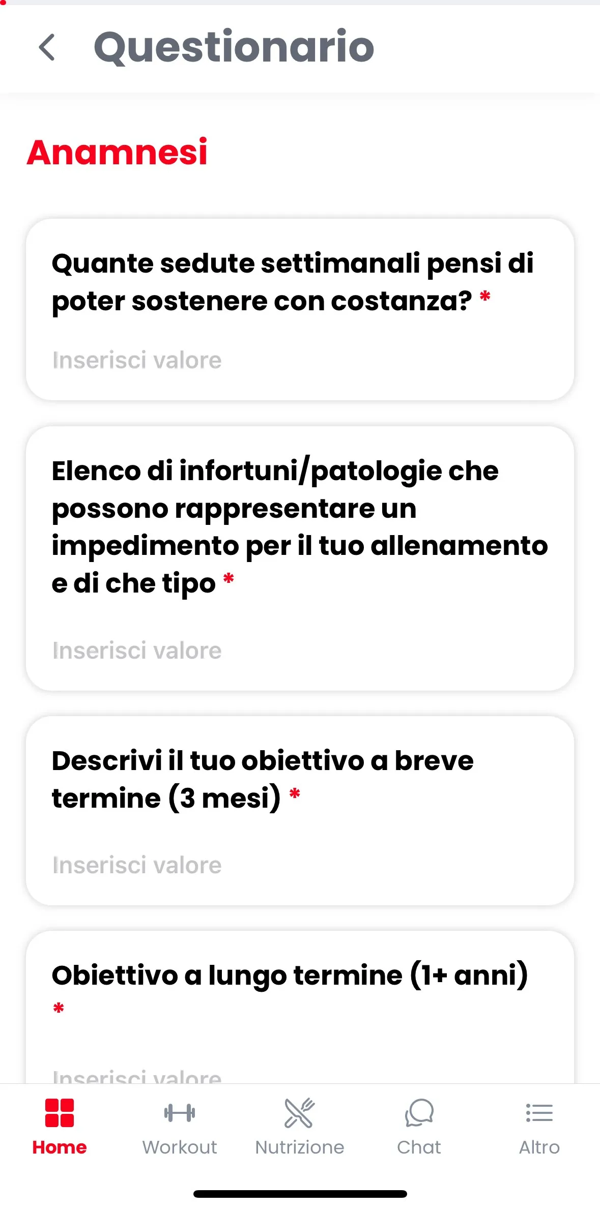 Schermata dell'app con il questionario di anamnesi: sedute settimanali sostenibili, infortuni e patologie, obiettivi a breve e a lungo termine