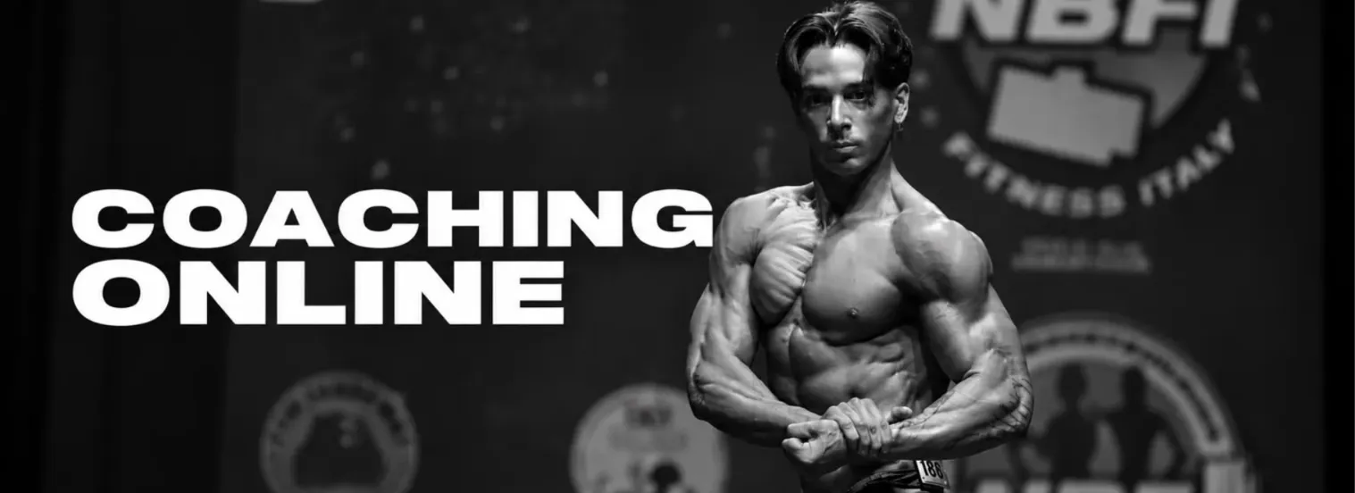 Atleta sul palco di una gara di bodybuilding, in posa di addominali e coscia