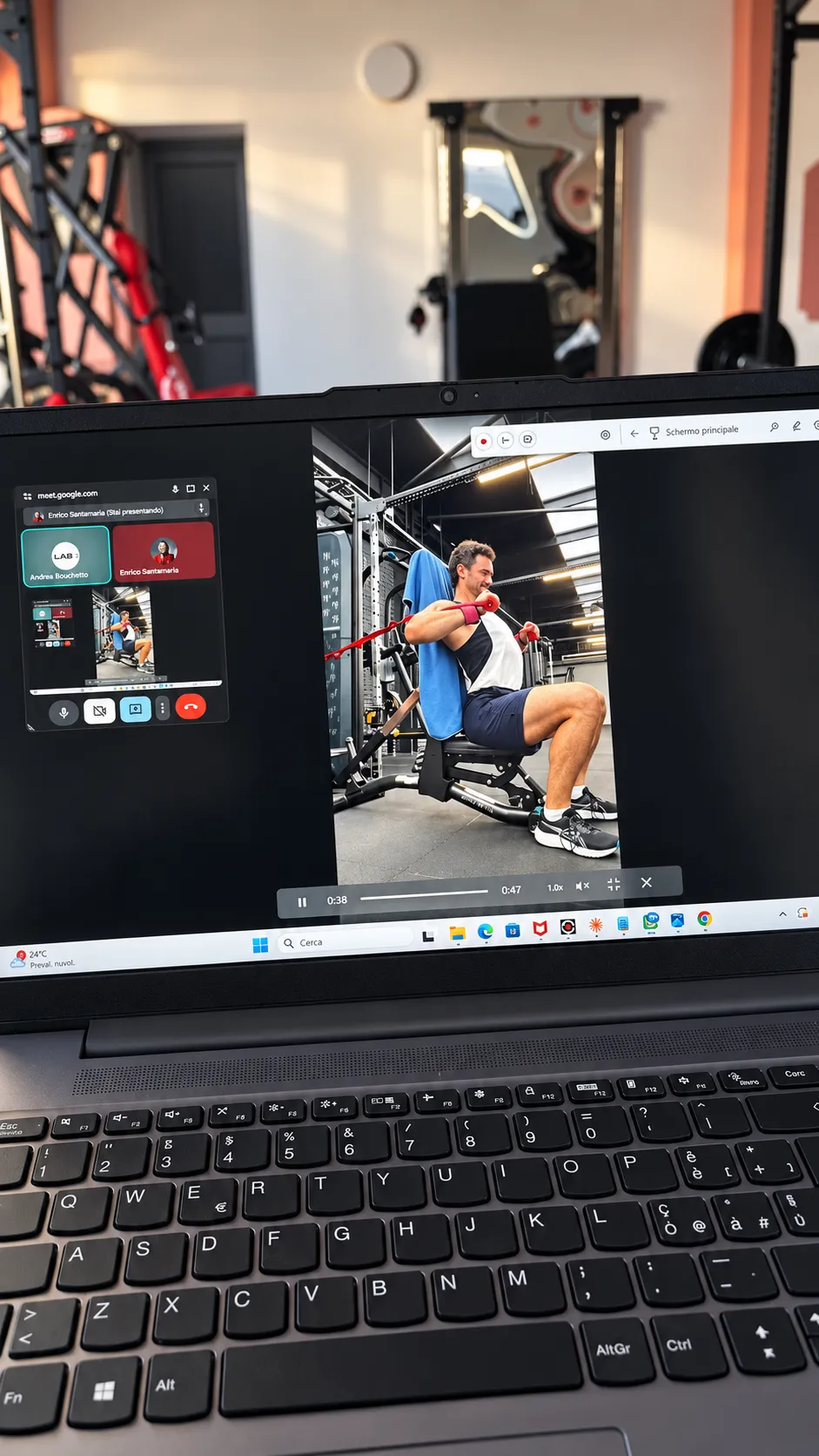 Un check in corso: sullo schermo del portatile la videochiamata e il video di un'esecuzione alla lat machine